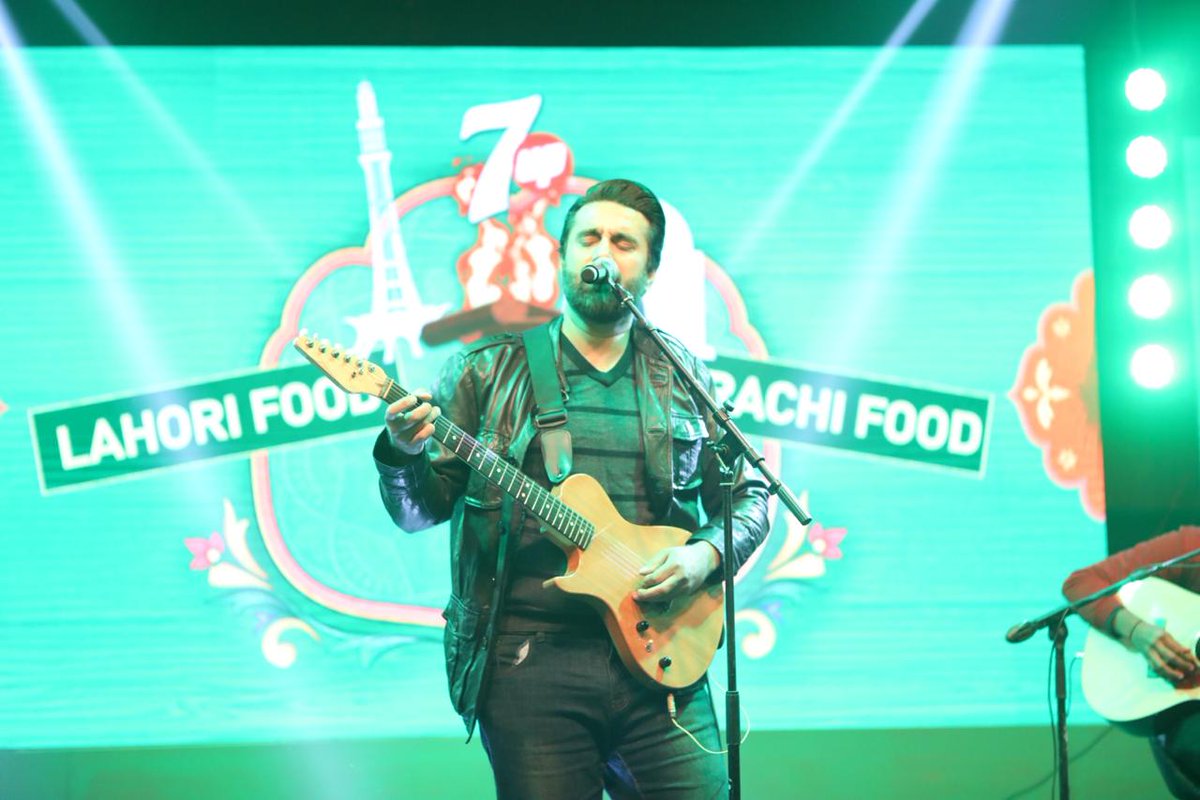 pakium's tweet image. Ali Noor of @nooriworld enthralling audience at #7UPBonfires event happening in Lahore right now.