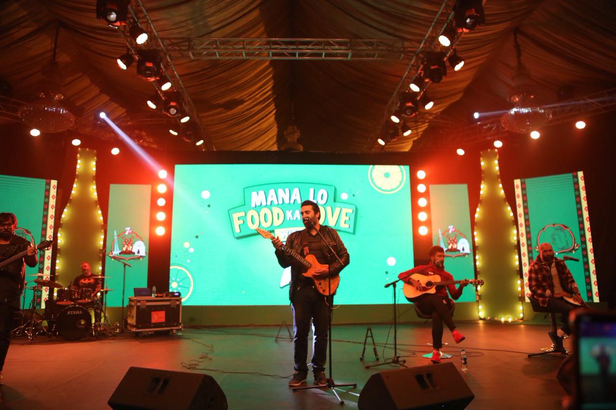 pakium's tweet image. Ali Noor of @nooriworld enthralling audience at #7UPBonfires event happening in Lahore right now.
