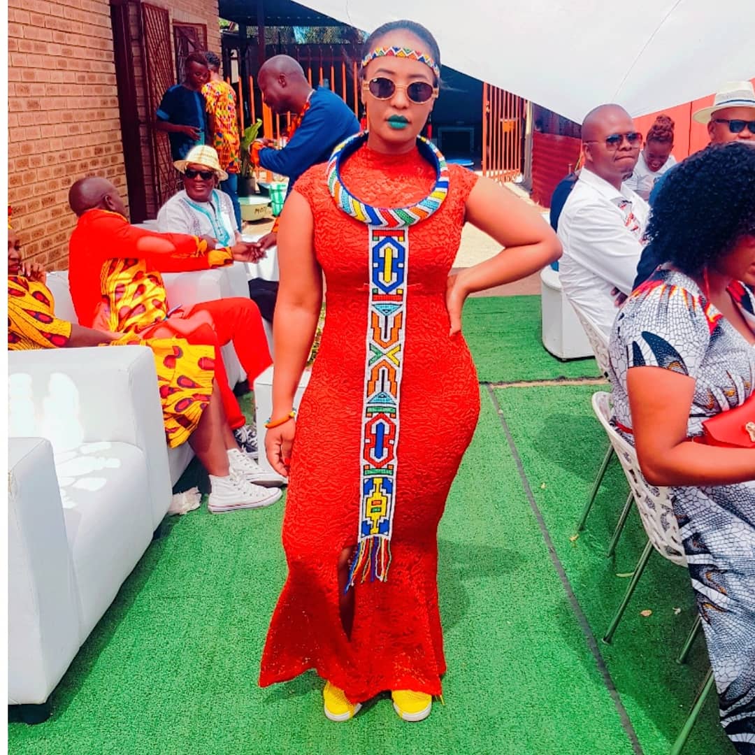 duduWagaG's tweet photo. #dududevocalist #2ndSingle  #Themba  #FemaleVocalist #Mua #OOTD #Day2  #ThabaNchu #MrandMrsKgware #S&amp;L #SennyeAndLetshegoSWedding #MyCuzSWedding wakogae... #Kgware #Wedding #Family #Styled and #Makeup by #DuduPoshArt https://t.co/wFv1KLceyH