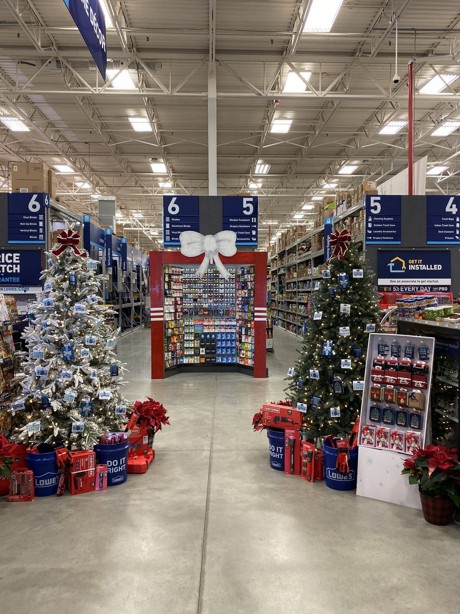 charlesatlowes's tweet photo. 🎁 We’re in it to WIN it! Gift Cards Make the best gifts this Holiday Season! Don’t forget yours today! Team 2458 in the spirit of giving this season! 🎁 @lowes @LowesMedia #goodtogreat #number1 #smartcustomerservice https://t.co/oO1NJfc7II