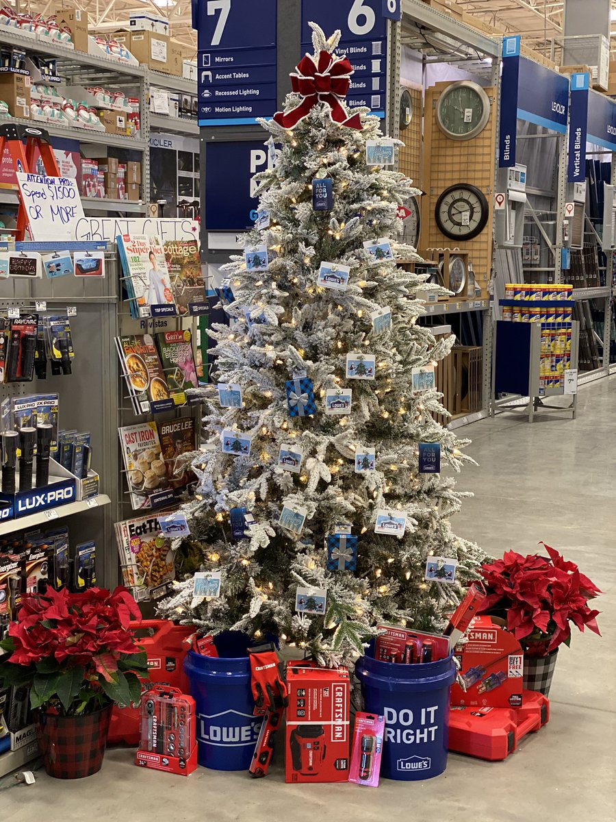 charlesatlowes's tweet photo. 🎁 We’re in it to WIN it! Gift Cards Make the best gifts this Holiday Season! Don’t forget yours today! Team 2458 in the spirit of giving this season! 🎁 @lowes @LowesMedia #goodtogreat #number1 #smartcustomerservice https://t.co/oO1NJfc7II