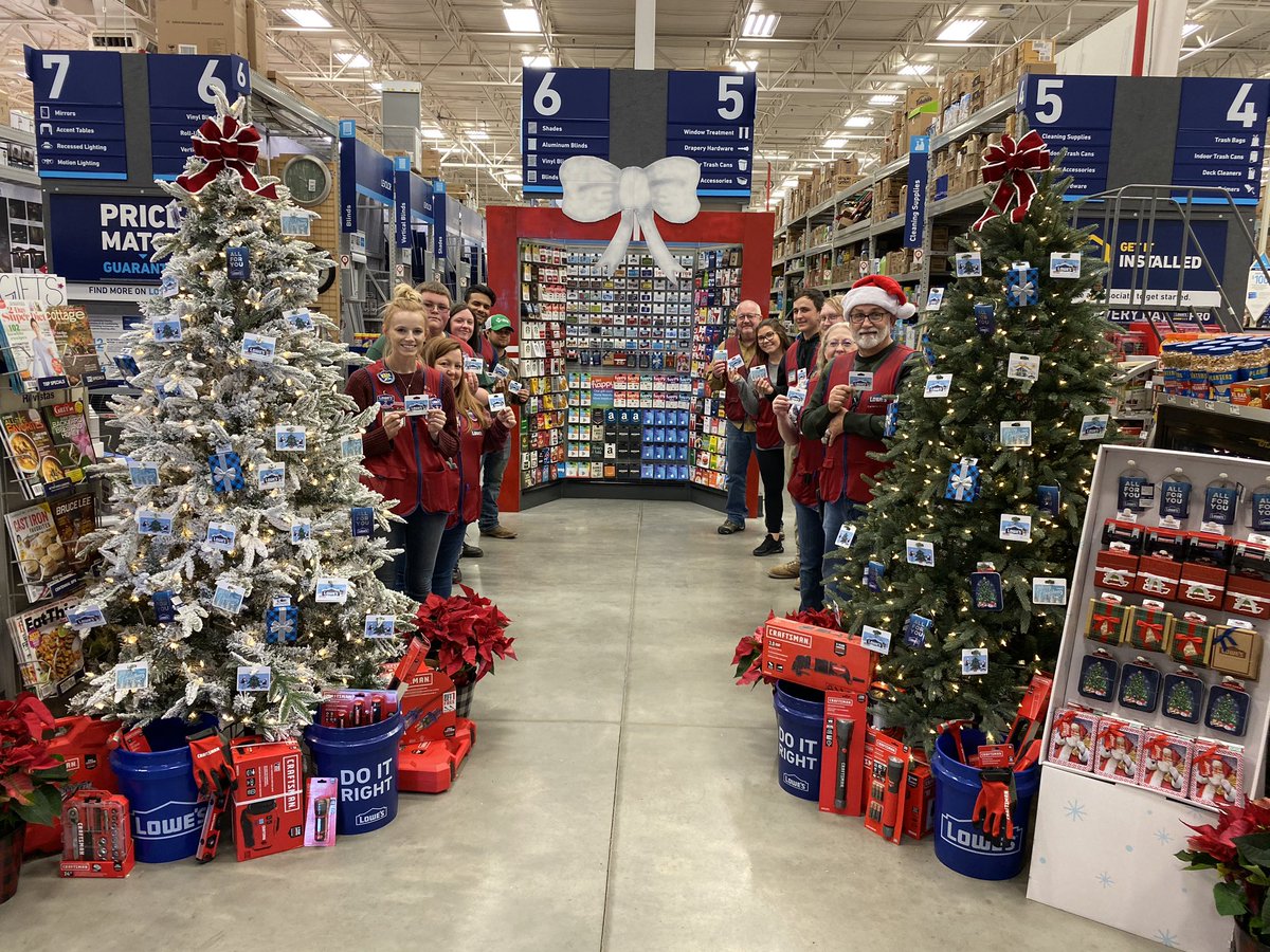 charlesatlowes's tweet photo. 🎁 We’re in it to WIN it! Gift Cards Make the best gifts this Holiday Season! Don’t forget yours today! Team 2458 in the spirit of giving this season! 🎁 @lowes @LowesMedia #goodtogreat #number1 #smartcustomerservice https://t.co/oO1NJfc7II