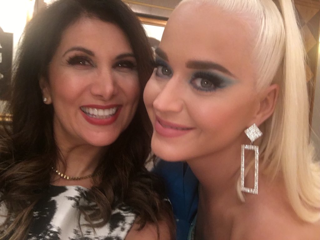 LisaOake's tweet photo. An incredible Friday night in Dubai at Amway’s #risedubai2019. Had the honour of introducing the GORGEOUS @katyperry to a crowd of 10,000. She is beyond beautiful in person and a sweet soul as well. And that girl can sing!!! 😍 https://t.co/JUZpIOPCTp