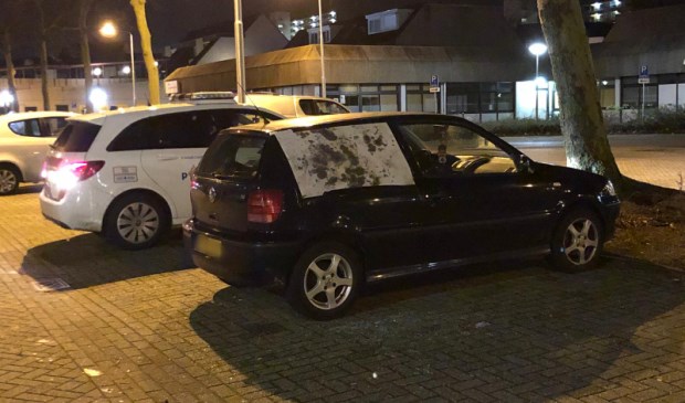 Autoruit op Leeuwenhorst Ede vernield; politie zoekt daders [EDE] Op de Leeuwenhorst in de Edese wijk Veldhuizen A is zondagavond een autoruit ingeslagen. De daders lopen mogelijk nog in de wijk...