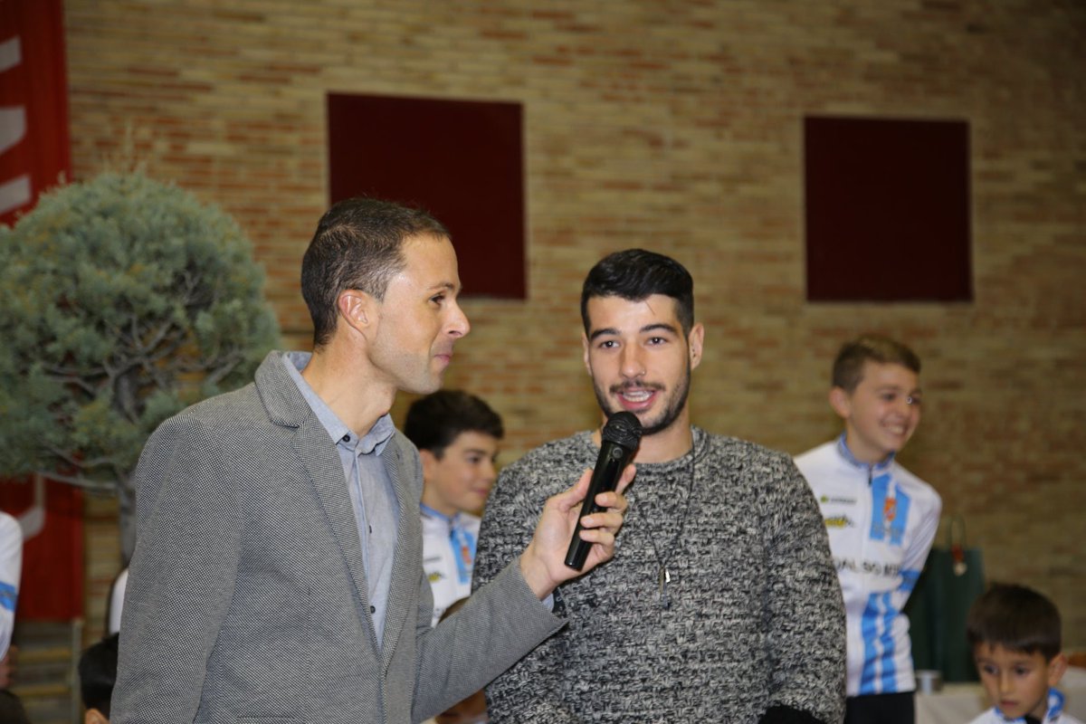 Pablospeaker's tweet photo. Ayer lo pasamos muy bien en @Cadalso_Opina celebrando los 20 años de trayectoria deportiva del #MtbCadalso. Tarde de amig@s, charlando de buen #Ciclismo #Speaker https://t.co/l1RnAE9BtA