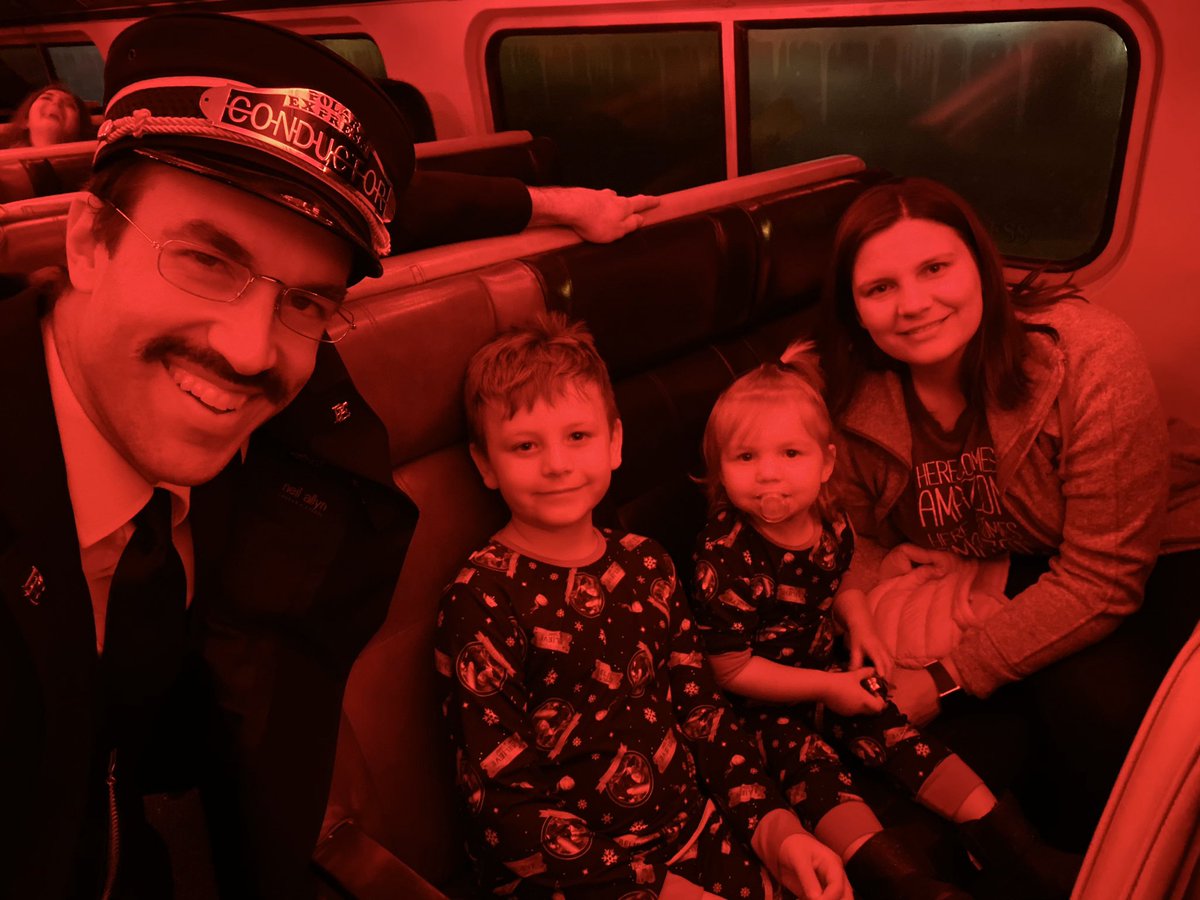 mkayowen's tweet photo. Polar Express fun! #Christmascheer #unionstation https://t.co/BXVX0qBNK5