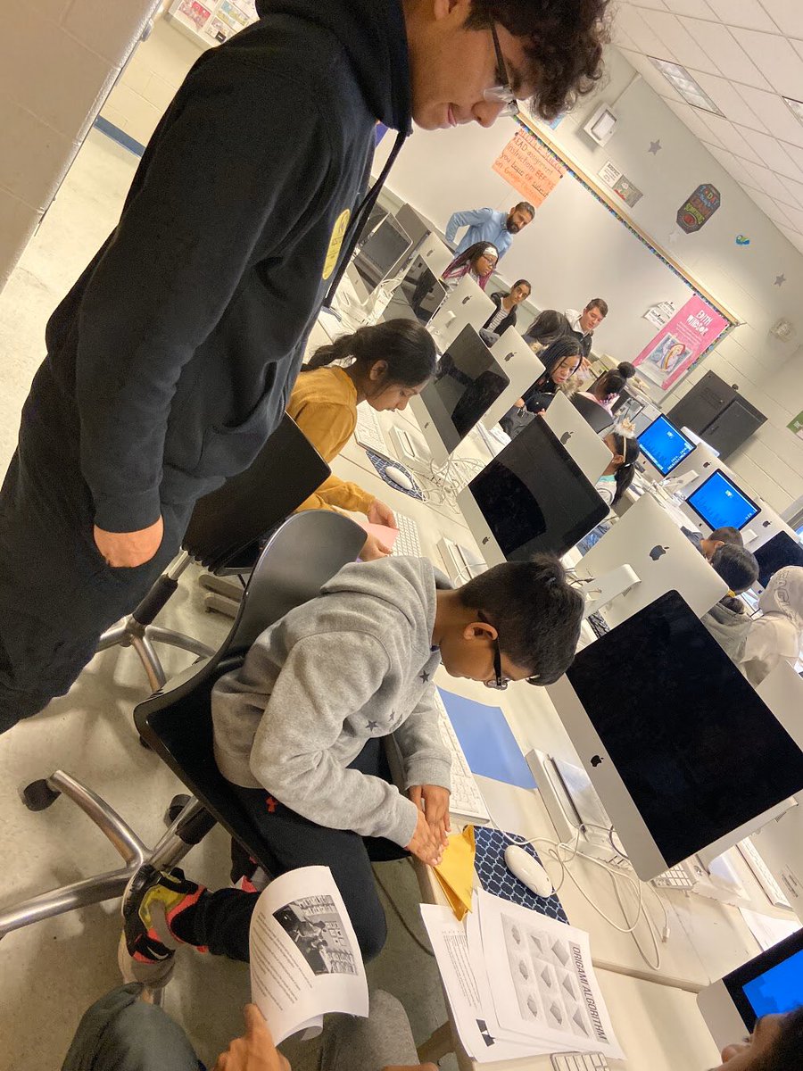 team266Q's tweet image. PS/IS 266 and QHST teamed up this week for CSEDweek19. The hogh schoolers supported 3rd graders as they learned to code. @D26Team #HourofCode2019 #csed4all