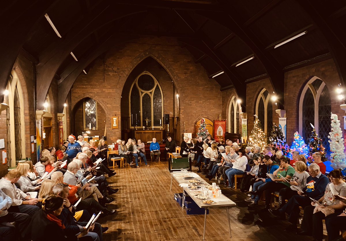james_mates's tweet photo. Carols by request full of festive cheer tonight @ St.Saviours #shaw #community #fellowship @james_mates @DioManchester https://t.co/AxoccTyNw9