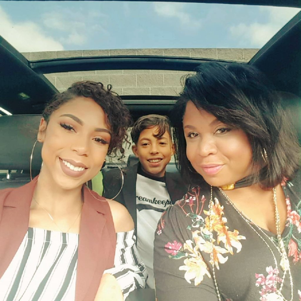 couturechic1's tweet photo. Great memories with part of my ❤bug crew. One of our famously fun, family roadtrips! #MissingAnna #cherishdmemories #ANG https://t.co/rcLPPg0k0u