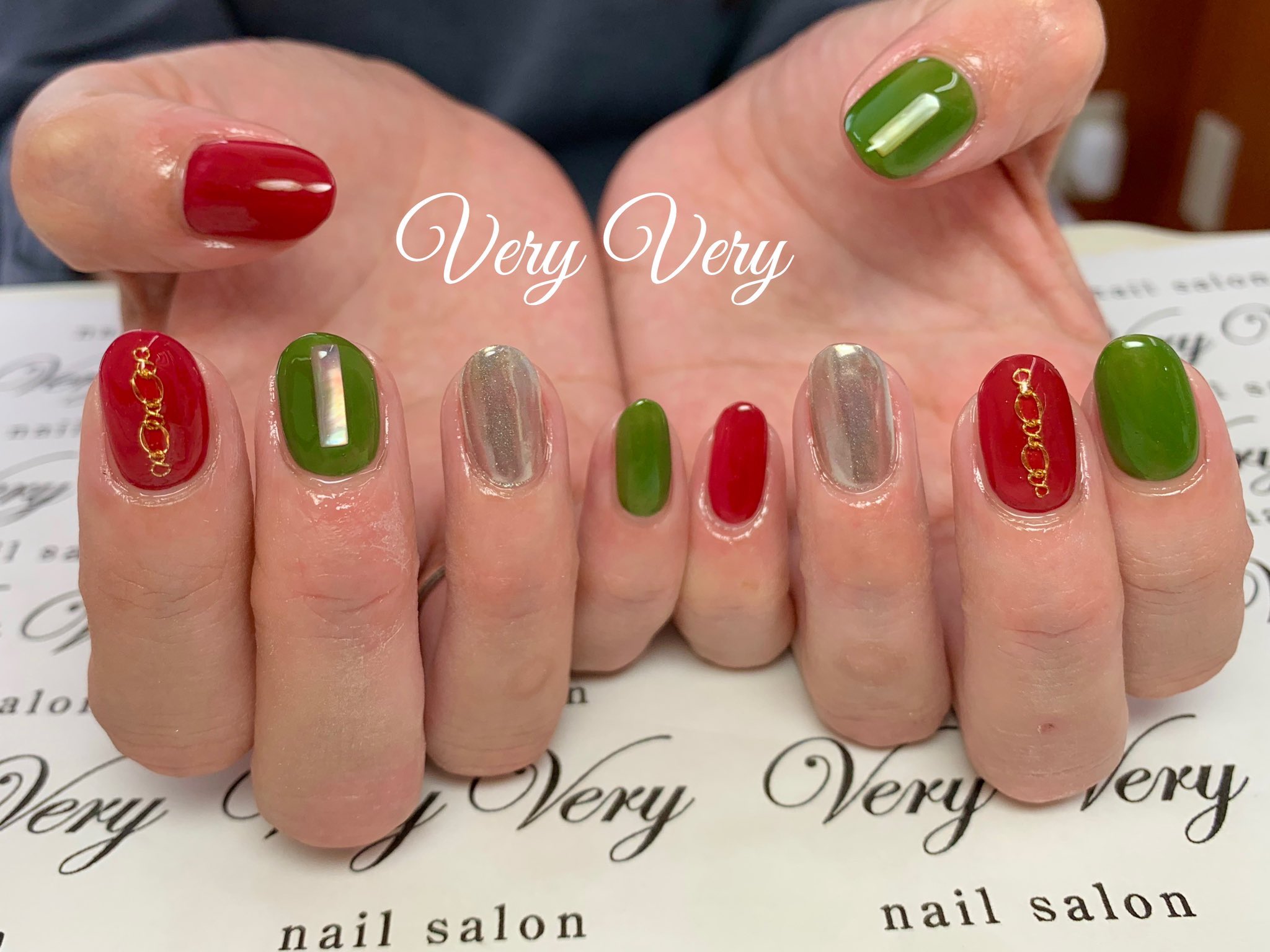 ネイルサロンveryvery チェーンネイル シェルプレート シェルバー ミラーネイル ネイルサロンveryvery 札幌 ネイルサロンベリーベリー 札幌ネイルサロン ジェルネイル 赤ネイル ボルドーネイル カーキネイル クリスマスカラーネイル 秋 ネイル