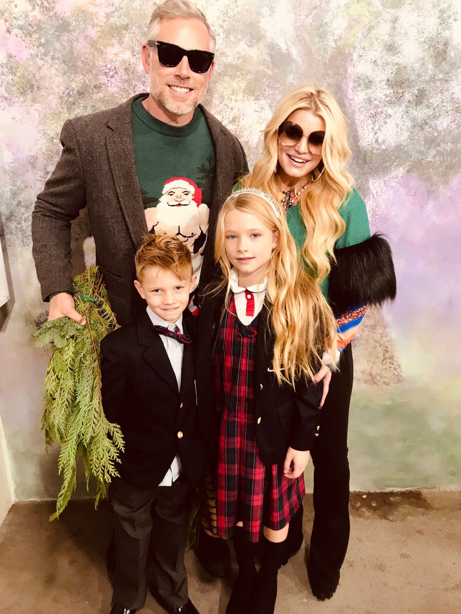 JessicaSimpson's tweet photo. These beautiful kiddos did an amazing job performing on stage in front of a couple thousand people for their school holiday concert 🎄 #MAXIDREW #ACEKNUTE https://t.co/m5rjexzwX9