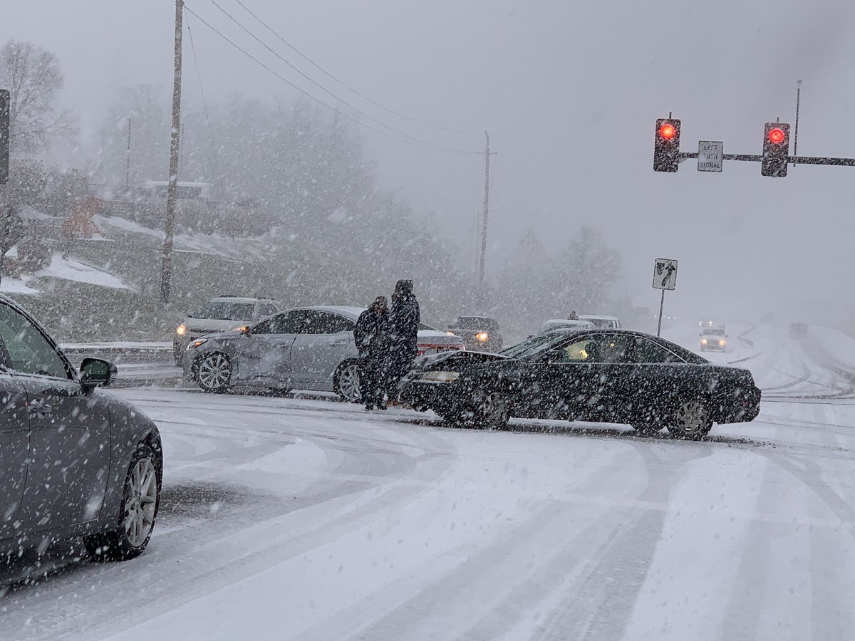 Accident just now at Lindbergh and Schuetz in Creve Coeur. Lindbergh is pretty bab right now. #snowstorm