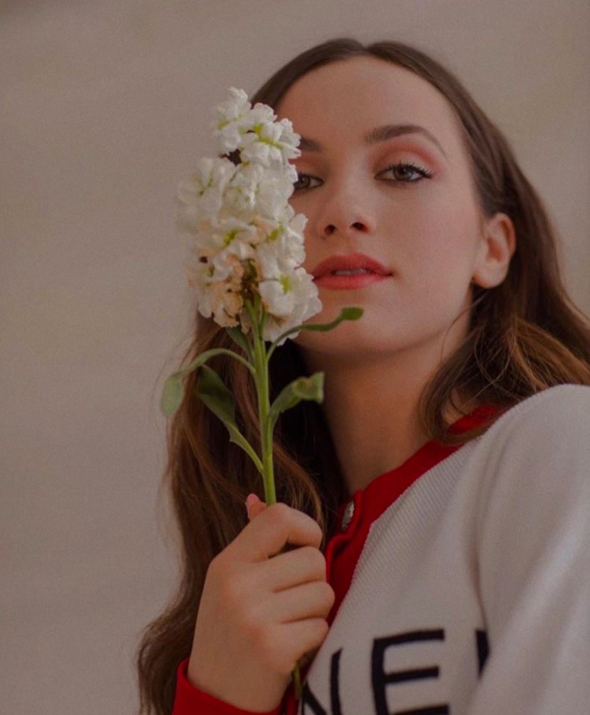 Happy Birthday my favorite cat lady, the beautiful Maude Apatow  