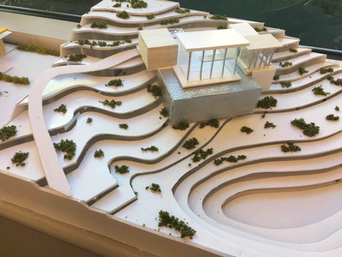 sustabiae's tweet photo. @SuSarofim A sea view house in Malibu. That thing in the front is a see-through swimming pool with an ocean view simple and elegant. Students surprise me ar the last minute. https://t.co/deCTJqxk1C