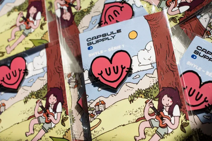 Capsule_Supply's tweet photo. Si tu veux du gros stickers @Bouletcorp et du joli pin's @superalienninja pour Noël à la place des chaussettes qui grattent, tu RT et tu commandes avant jeudi sur https://t.co/K5NfHnSE3R https://t.co/rYdM4e9XKK