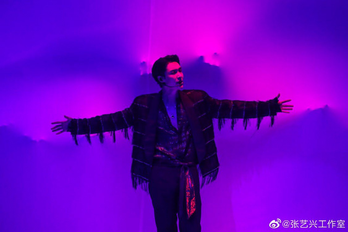 samin_9_kp's tweet photo. دیدن تو وقتی میرقصی واقعا لذت بخشه تو با رقصت زیبایی رو معنا میکنی❤
#StayStrongLay
@layzhang
@weareoneEXO https://t.co/DU8IpYiXXy