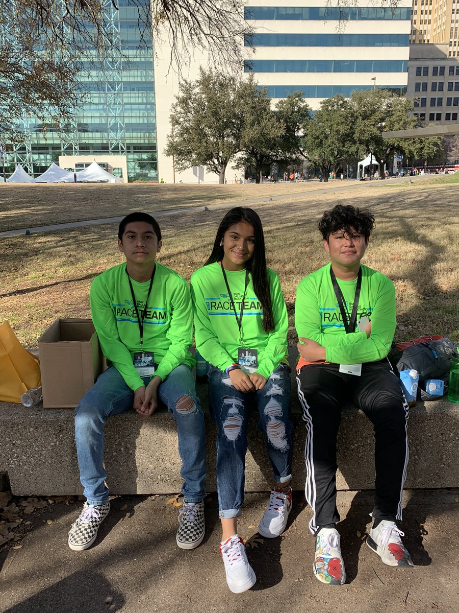 lhsk_avid's tweet photo. Working hard at the #BMWDallasMarathon There is nothing like giving back to the community! #lisdavid #todayatlhsk #avidfamily @AVIDlady @mrsharrislhsk @MsRodriguez_C9 https://t.co/dt1pHSTYFq