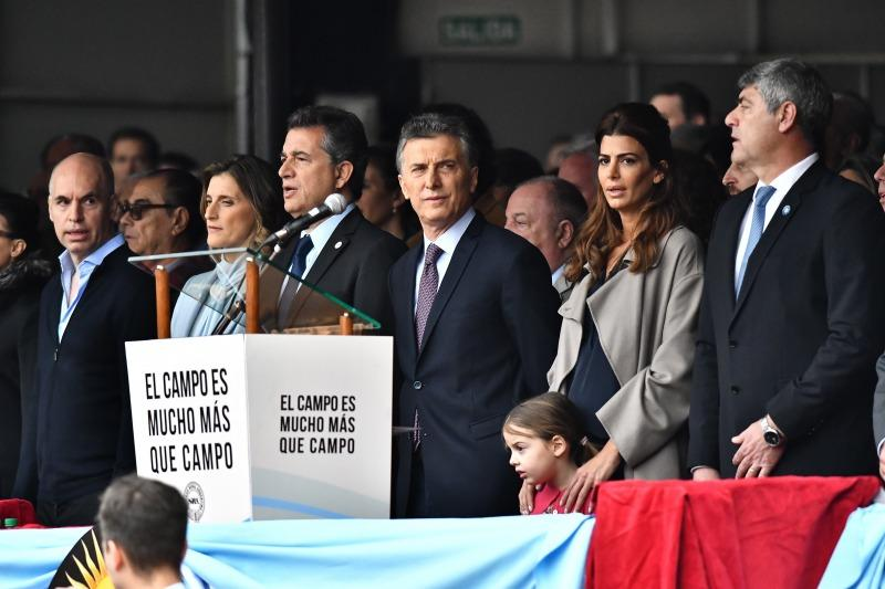 barci_2010's tweet photo. Ellos y nosotros. Ellos: durante 4 años vivieron embolsando dólares (única lluvia verde de Argentina). Nosotros? la ñata contra el vidrio: ajustes, despidos, hambre, recortes, deuda. Nosotros? desangrados con el "esfuerzo". Ellos? son el "campo"... y no el popular. https://t.co/j8U1yluF6R