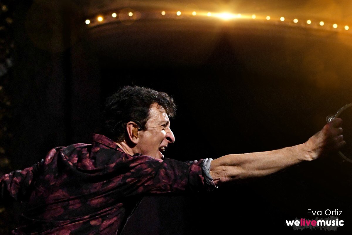 Tercero de sus siete conciertos en #Barcelona en tan solo un mes.  #ManoloGarcía despide este año con una gira acústica maravillosa y #SoldOut en cada uno de los conciertos. Atentos a la crónica de <a href="/masegosa78/">jose masegosa</a> y reportaje fotográfico de <a href="/EvaOrtizSoler/">Eva Ortiz Soler</a> |
📷: <a href="/EvaOrtizSoler/">Eva Ortiz Soler</a>