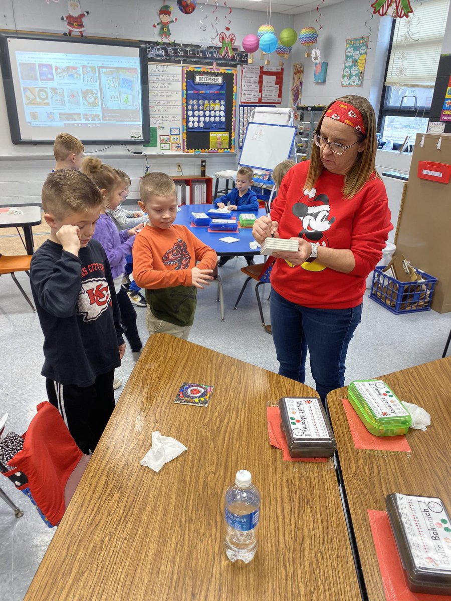 LoneJackElem's tweet photo. Students in 1st grade made special keepsakes for parents/guardians 💕 #OneTeamLJ https://t.co/PeLy9lo2kv