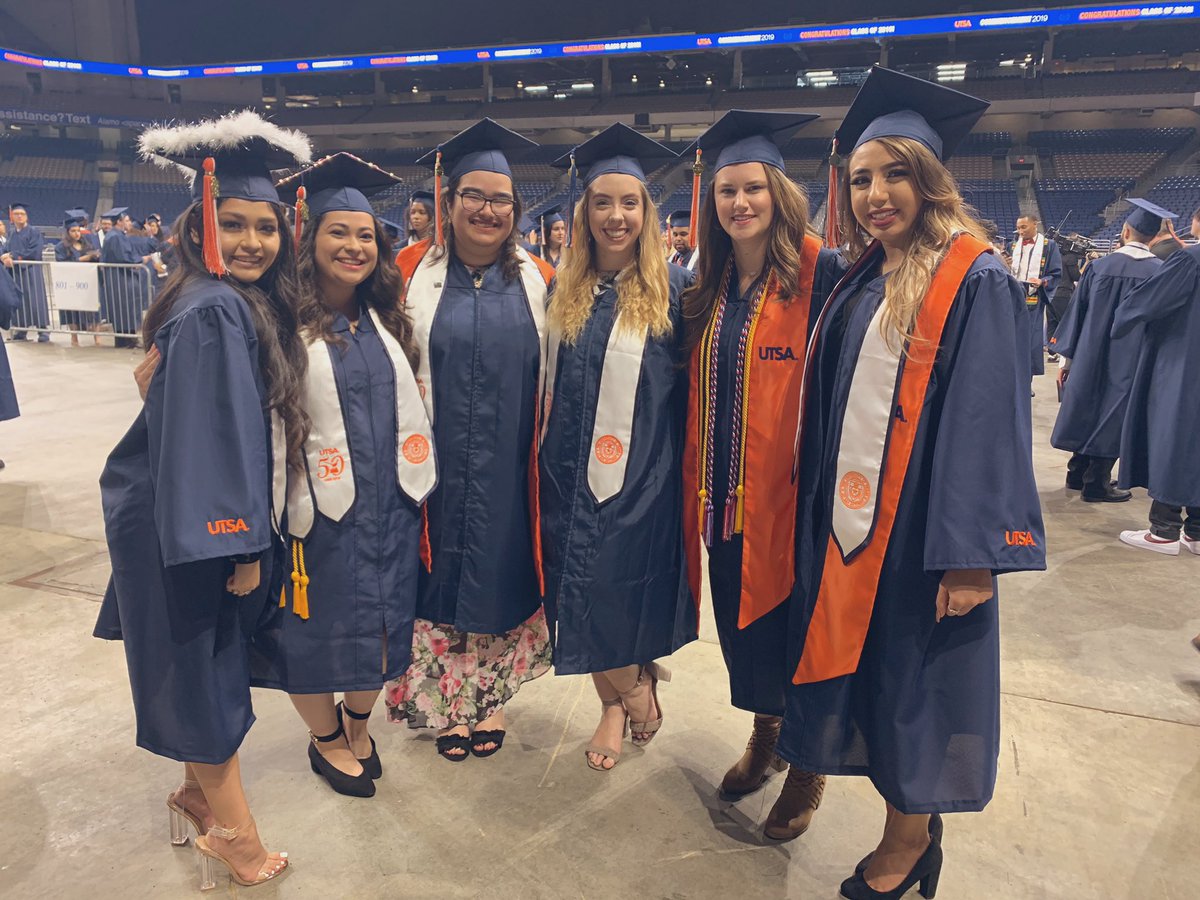 Queensuzy__'s tweet image. We did it !!!! 🧡💙👏🏼👏🏼 #UTSAGrad19 #utsa19