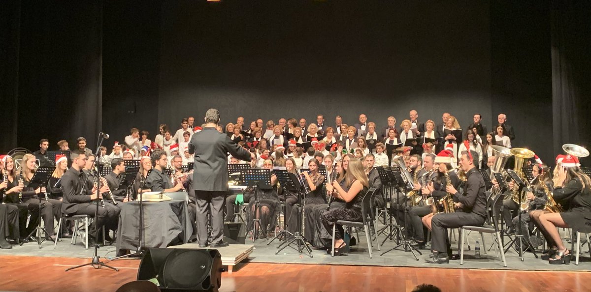tri_dalcala's tweet photo. Espectacular concierto de navidad de la @BandadeAlcala, Coral polifónica Ntro.Padre Jesús Nazareno y coro de la escuela de música Manuel Navarrete León. Su música nos ha impregnado de Solidaridad.
@AsocAfar 
#AlcaláSolidaria https://t.co/cHQV3Blv8G
