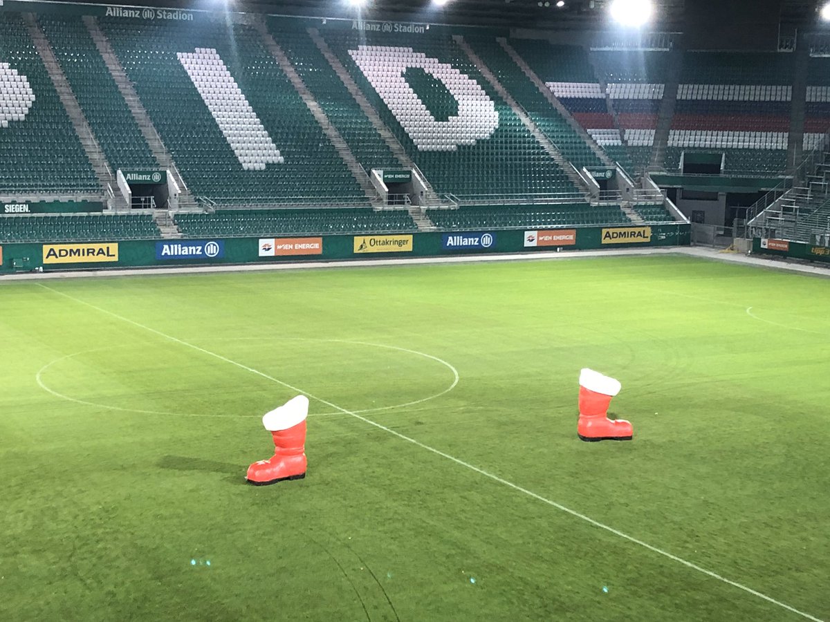 skrapid's tweet image. Gute Nacht aus Hütteldorf! #SCRxmas #SCR2019