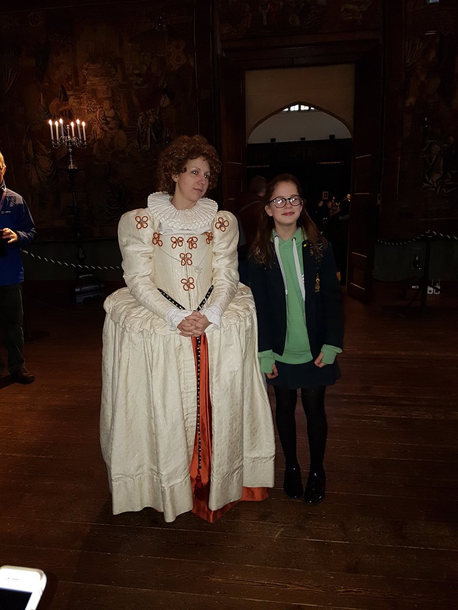 CCS_History's tweet photo. History fun at Hampton Court Palace. Yr 8. #InspireEmpowerExcel https://t.co/dRrX0TRRh3
