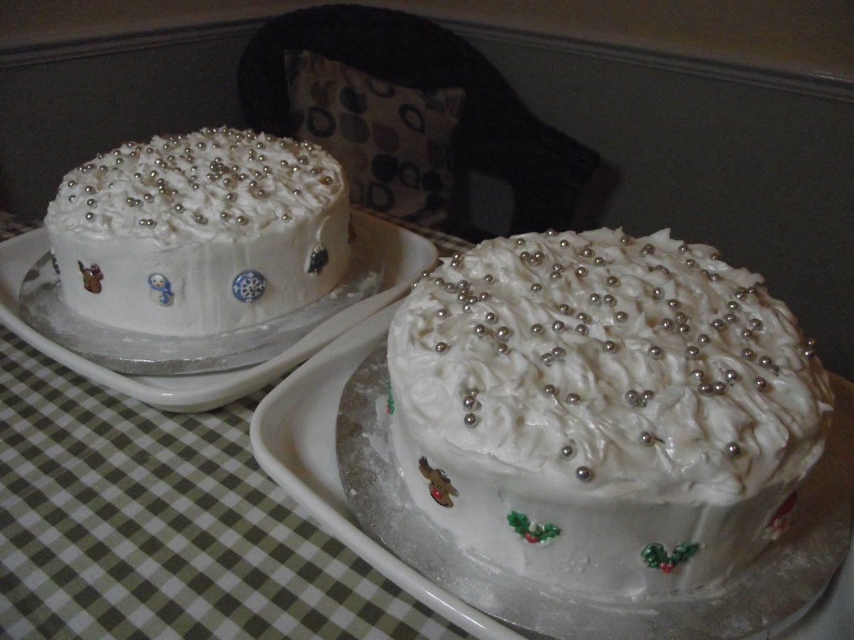 UBastud's tweet photo. #Christmas #cake
I'm a bit late posting this but here are my finished Christmas cakes in all their festive glory.

Unfortunately, you can't have any... https://t.co/YCsLsLCslq