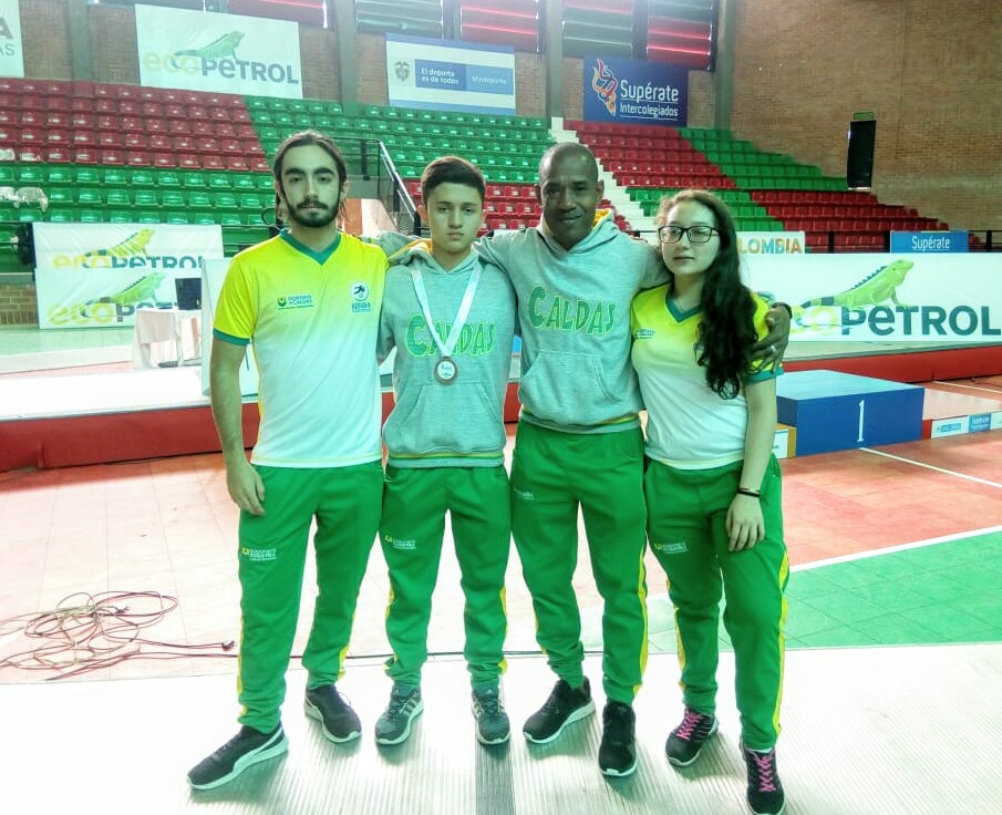 esgrima_caldas's tweet photo. Nuestra delegación junto a nuestro entrenador Yoanys Pérez en los Juegos Supérate Intercolegiados 2019.💪💪💪👏👏
@SecDeporteMzl
@secdeporcaldas
@colombiaesgrima
@Superate_Col
#FinalNacionalSupérate2019
#orgullocaldense
#juntosporladeoro
#EsgrimaColombia
#fencinglife
#fencingtea https://t.co/6cq1JqMjyJ