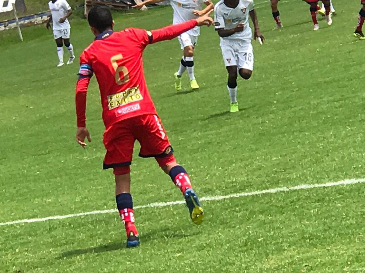 MarkoCevallos2's tweet photo. Excelente muchachos 👏🙌⚽️🏆 bien merecido el bi campeonato a todos los que formaron parte de ese campeonato Dios les bendiga ⚽️ tuve el honor de formar parte de ese gran equipo este año ... y agradecer a mi querida Dra @darlinlu1965 por todo su apoyo Dios le bendiga siempre https://t.co/DTO567c067