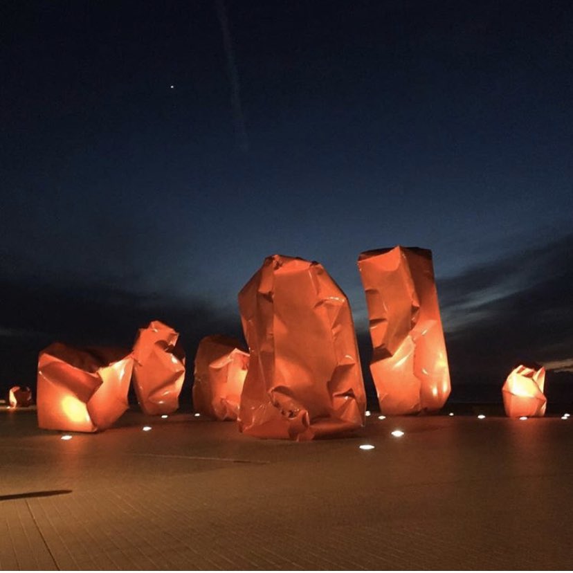 TurismoFlandes's tweet photo. La tradición de artistas innovadores de Flandes continúa. El escultor y pintor Arne Quinze es un buen ejemplo. Su monumental instalación 'Rock Strangers' ha redefinido el aspecto del paseo marítimo de Ostende. Hoy es su cumpleaños, felicidades! https://t.co/HcD7yIQLvV https://t.co/4iDUWWCR5V