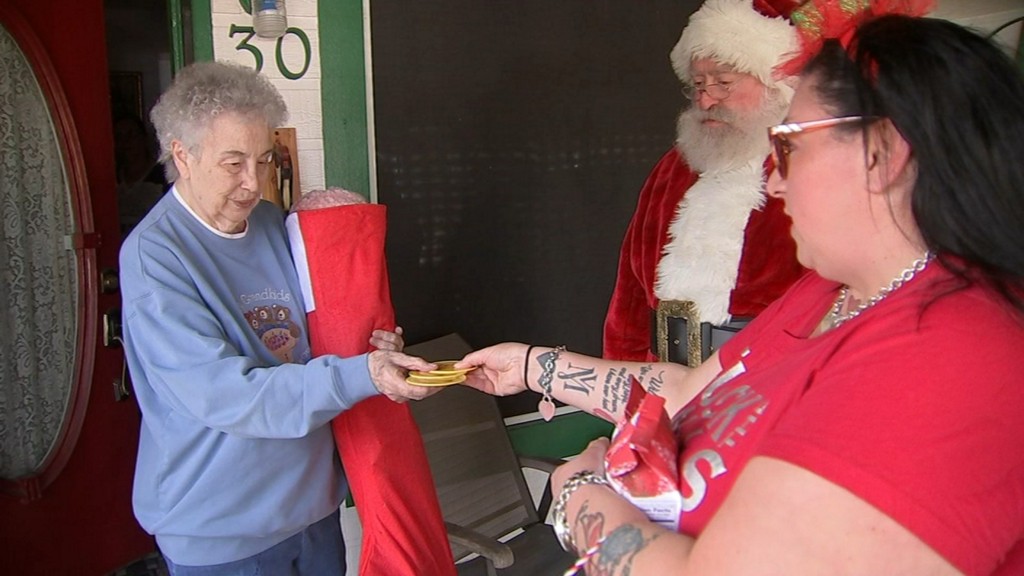 abc13houston's tweet photo. Strangers replace grandmother's stolen Christmas decor https://t.co/pUX8bcO6zv https://t.co/LNJ2Ukvzhl