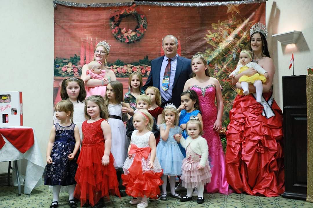 coppercanyonca6's tweet photo. Mayor Brazil and princesses that showed up to his Tea Party https://t.co/0gnECnezNu