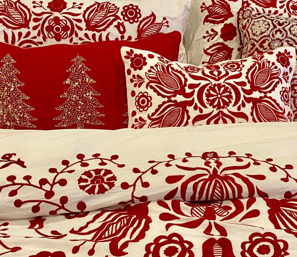 everydayhosts's tweet photo. Holiday Bedding – Red, White, and Shimmer https://t.co/QIKbRSnJRt https://t.co/LbJWiXpauW
