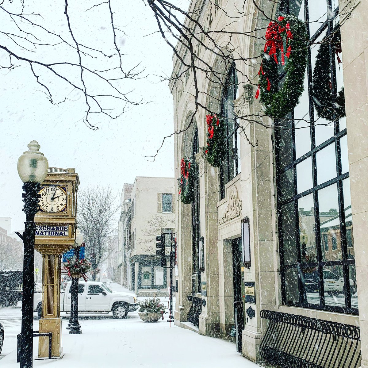 christmastime in {jeff} city ❄️