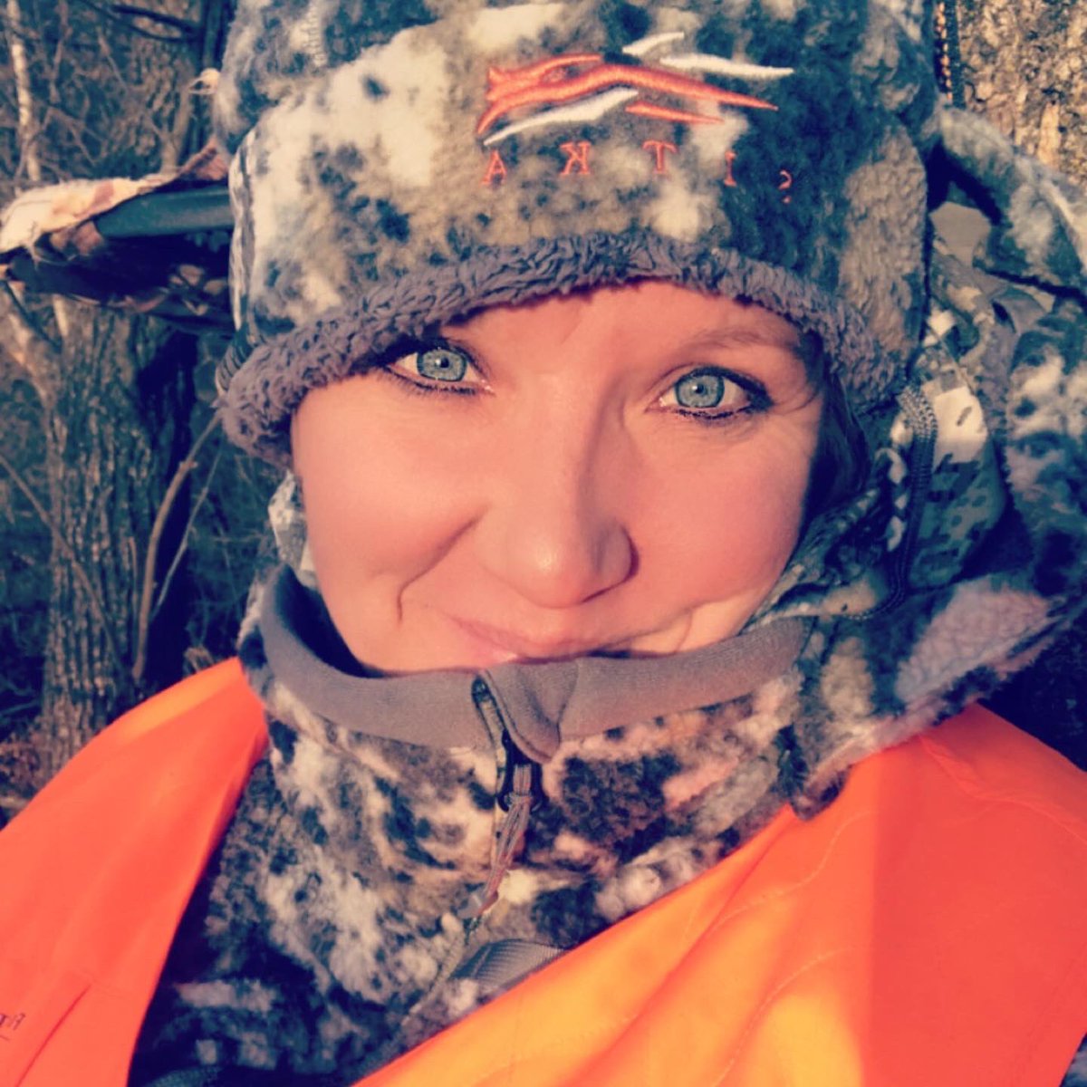 heatherfalkner's tweet photo. It was a chilly afternoon, but my Sitka gear kept me warm. That says a lot, especially coming from me! Ha 😄 The view and sunshine were a definite plus to my night. #sitkagear #warm #huntress #countryviews #sunshine #countrygirl https://t.co/WL8VTPVChc
