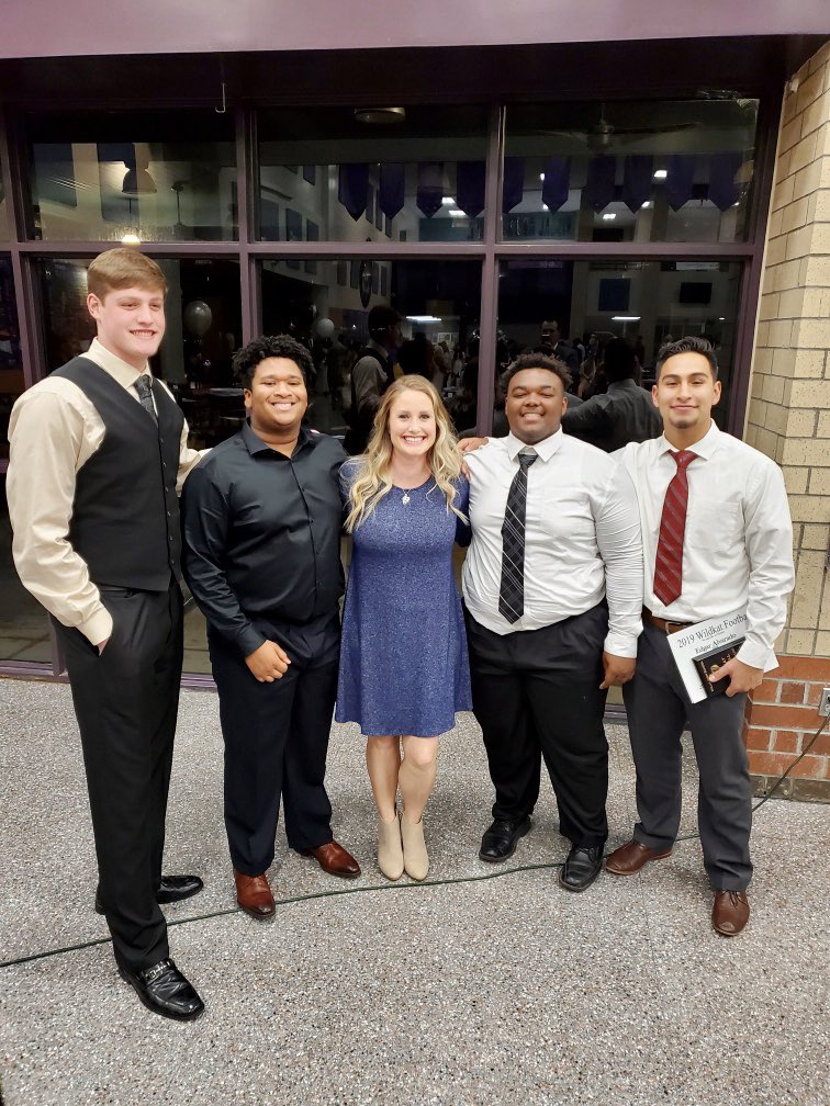 Coach_Knicky14's tweet photo. We may be having a daughter, but I’m blessed we’ve had 4 sons this whole time ❤️ #Willis #deathrow #dlineforlife #family https://t.co/dyg9fYUX3b