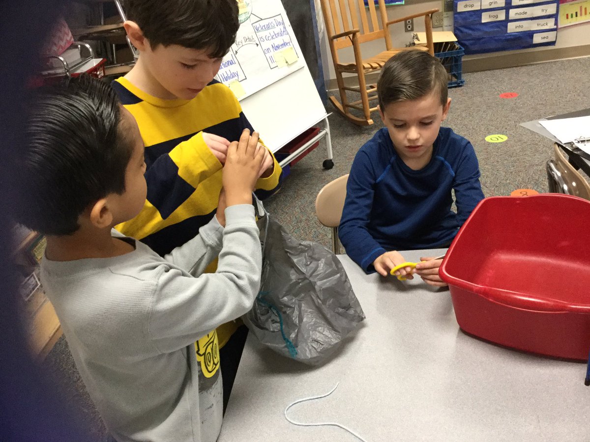 ReneeLWhite5's tweet photo. What a #geniushour! Ss began sewing a magnetic mitten to pick up paper clips, earrings, etc., constructing a car from their @Seesaw diagram, restructuring a parachute after evaluating their 1st flight ,& creating a @LEGO_Group book @Seesaw . #HAWKSsoar #GeniusIsElementary https://t.co/3z1IKhssEz