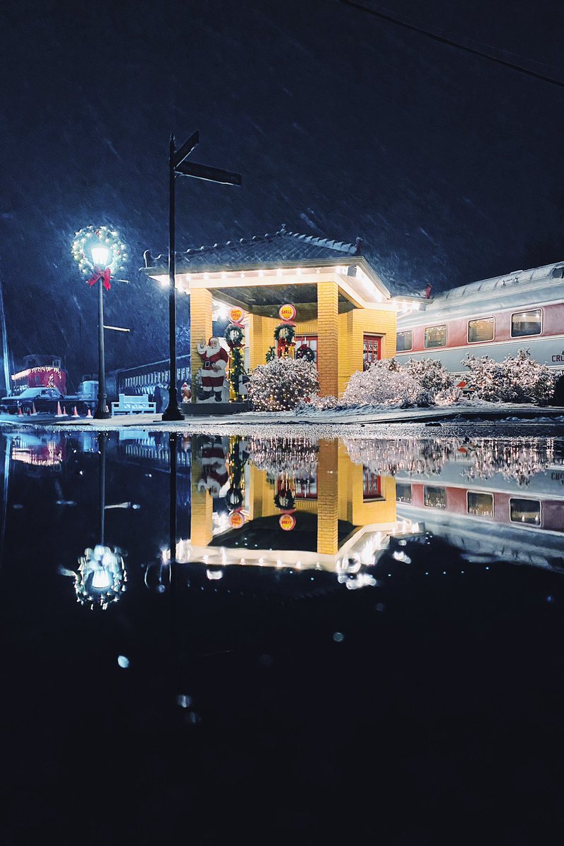 jakeblucker's tweet photo. Snowing in downtown Lebanon. https://t.co/5YXV2vGgyU