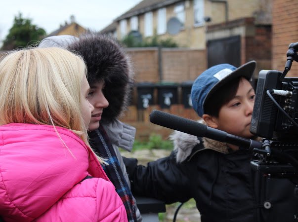 RDesroc's tweet photo. 🎞 #FaultyRoots
#Producer #writer #actor @ellagreenwood16
Also starring @_SarahEastwood #SaniThabo
Story: https://t.co/T9jReaTinh
#Film #Family #Teens #Depression #MentalHealthAwareness #indiefilm #actors #Talent
(BTS #images @FaultyRoots) https://t.co/B1MEtbCxg7