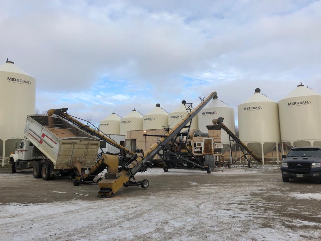 KnightSeeds's tweet image. Our mobile colour sorter caught this customer's peas just in time.  Most commonly used for removing ergot from rye or feed barley, and wild oats from seed oats.  Cleans up to 700 bu/hr depending on contamination. If interested, contact for more details. #AgTwitter #harvest19