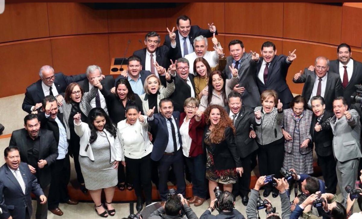 1er Acto: 
25 años mame y mame, mame y mame, criticando al exitoso TLC de Salinas!

2.º Acto: 
firman el TMEC de López (refrito chafa del TLC) y celebran como focas!

3er Acto:
Se las meten doblada (dijera Taibo II) con las letras chiquitas?

Pregunto:

¿ COMO SE LLAMÓ LA OBRA ?