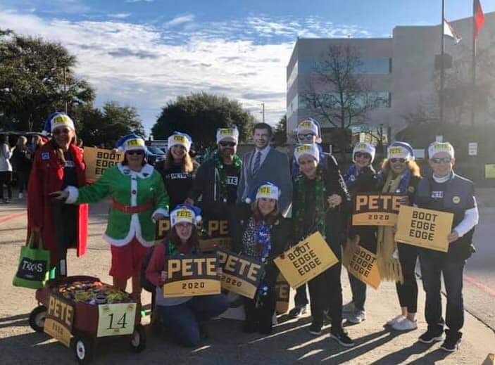 TeamPeteDFW's tweet image. (flat) Pete made an appearance at the Big Texas Holiday Parade! #PeteForPresident #BootEdgeEdge #TeamPete #Pete2020
