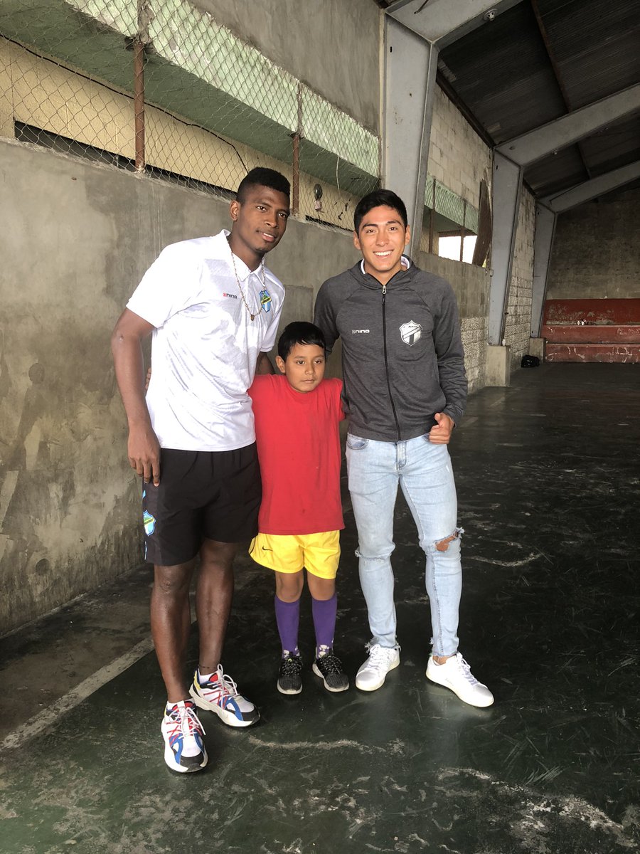 CremasOficial's tweet photo. #MomentoCrema 👻

Hoy por la tarde, nuestros jugadores Oliver Díaz y David Jr. Copete, estuvieron acompañando a varios niños de zonas marginales, con el objetivo de dejarles un mensaje positivo del fútbol, el cual les motive a superarse y así alcanzar sus sueños. 👻

#VamosCremas https://t.co/9ovcSitl0Z