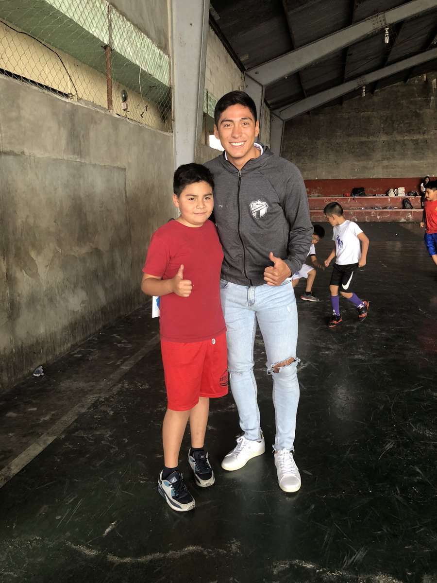 CremasOficial's tweet photo. #MomentoCrema 👻

Hoy por la tarde, nuestros jugadores Oliver Díaz y David Jr. Copete, estuvieron acompañando a varios niños de zonas marginales, con el objetivo de dejarles un mensaje positivo del fútbol, el cual les motive a superarse y así alcanzar sus sueños. 👻

#VamosCremas https://t.co/9ovcSitl0Z