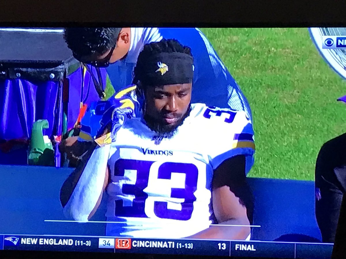 jabaucom's tweet photo. Not sure if Dalvin Cook is using that oxygen mask correctly, or is that the new #iPhone11  #Vikings #NFLSunday @Vikings https://t.co/jjK5ra9aoc