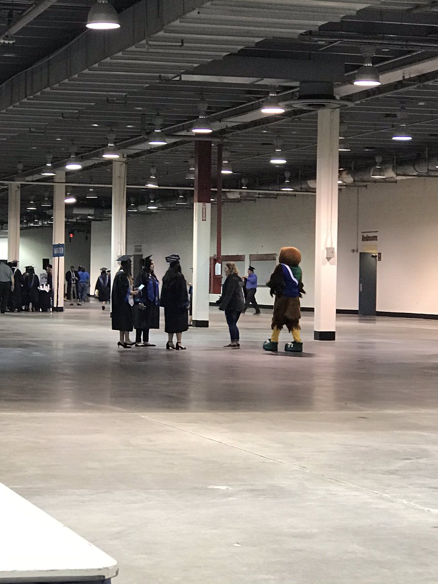 UHCLdos's tweet image. Look who is checked in and ready to greet and take pictures with graduates?!?! @GetInvolvedUHCL #Hunter #UHCLGRAD
