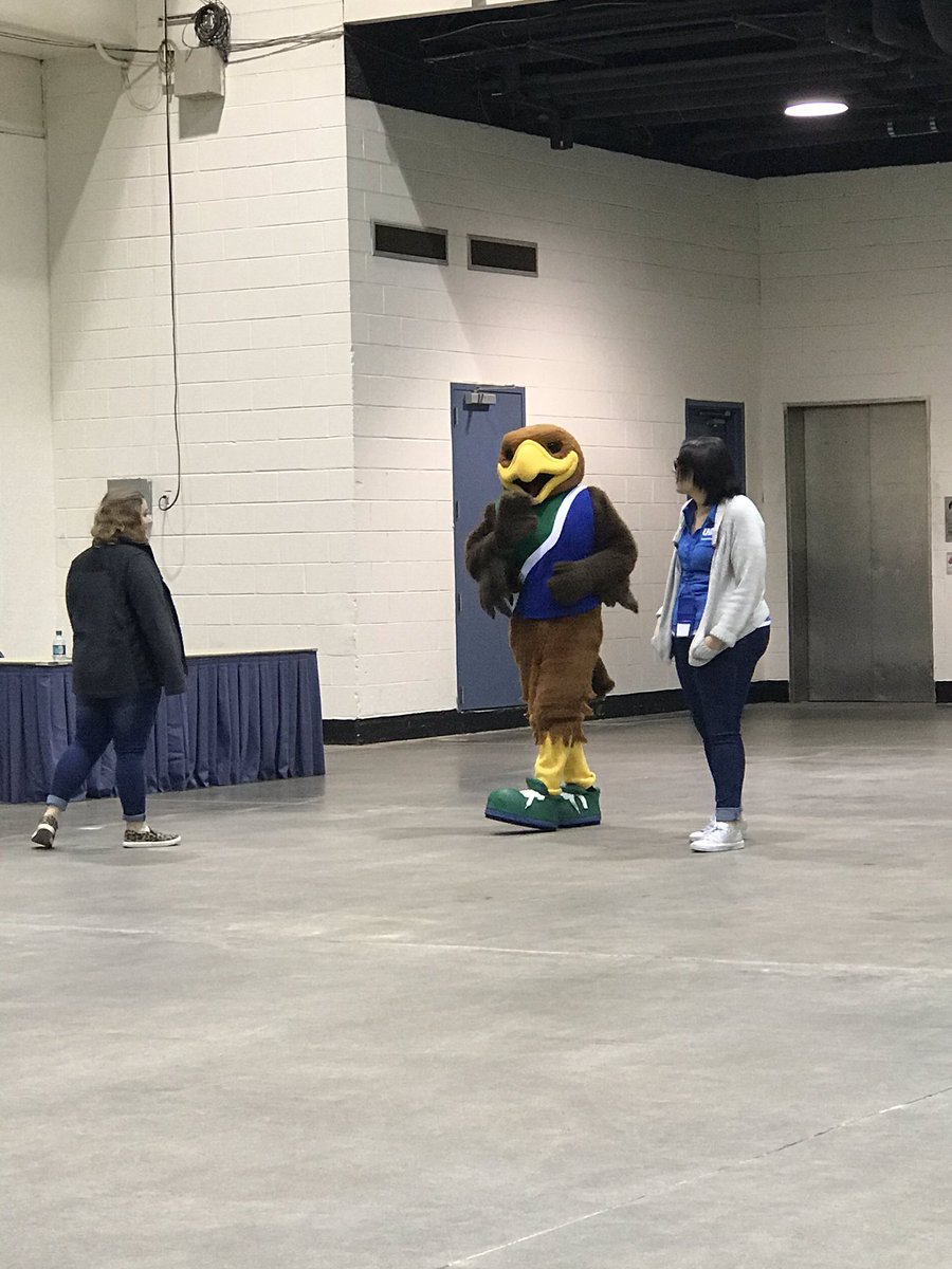 UHCLdos's tweet image. Look who is checked in and ready to greet and take pictures with graduates?!?! @GetInvolvedUHCL #Hunter #UHCLGRAD