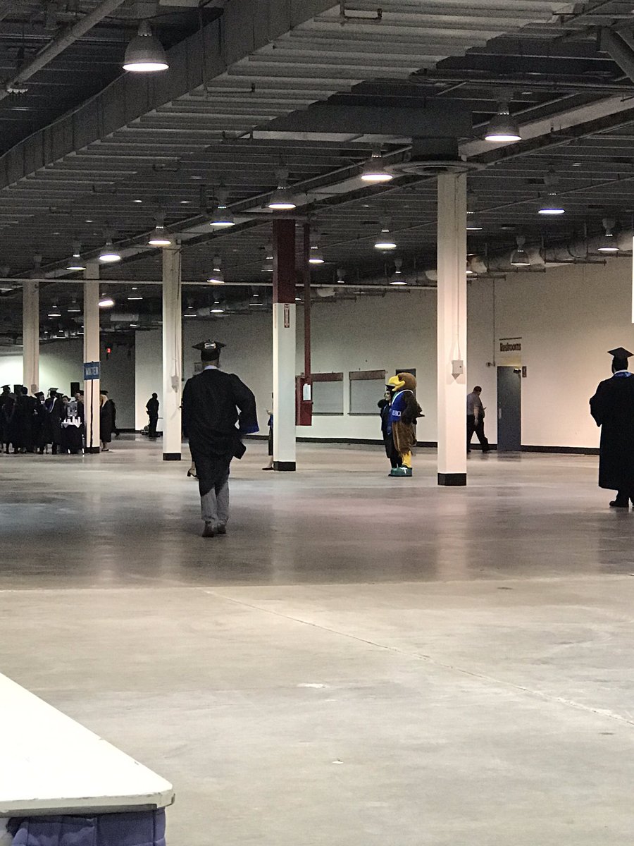 UHCLdos's tweet image. Look who is checked in and ready to greet and take pictures with graduates?!?! @GetInvolvedUHCL #Hunter #UHCLGRAD